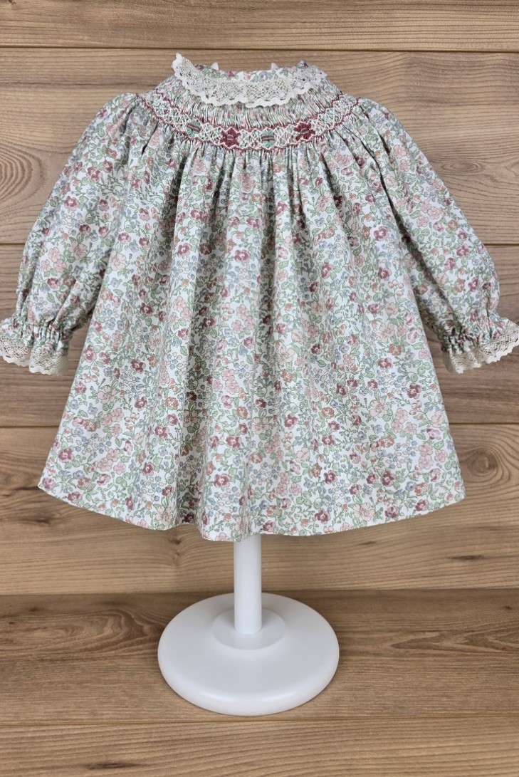 VESTIDO PUNTO SMOCK IDOIA DE dBb IDEAS, FRESA. INVIERNO 24.