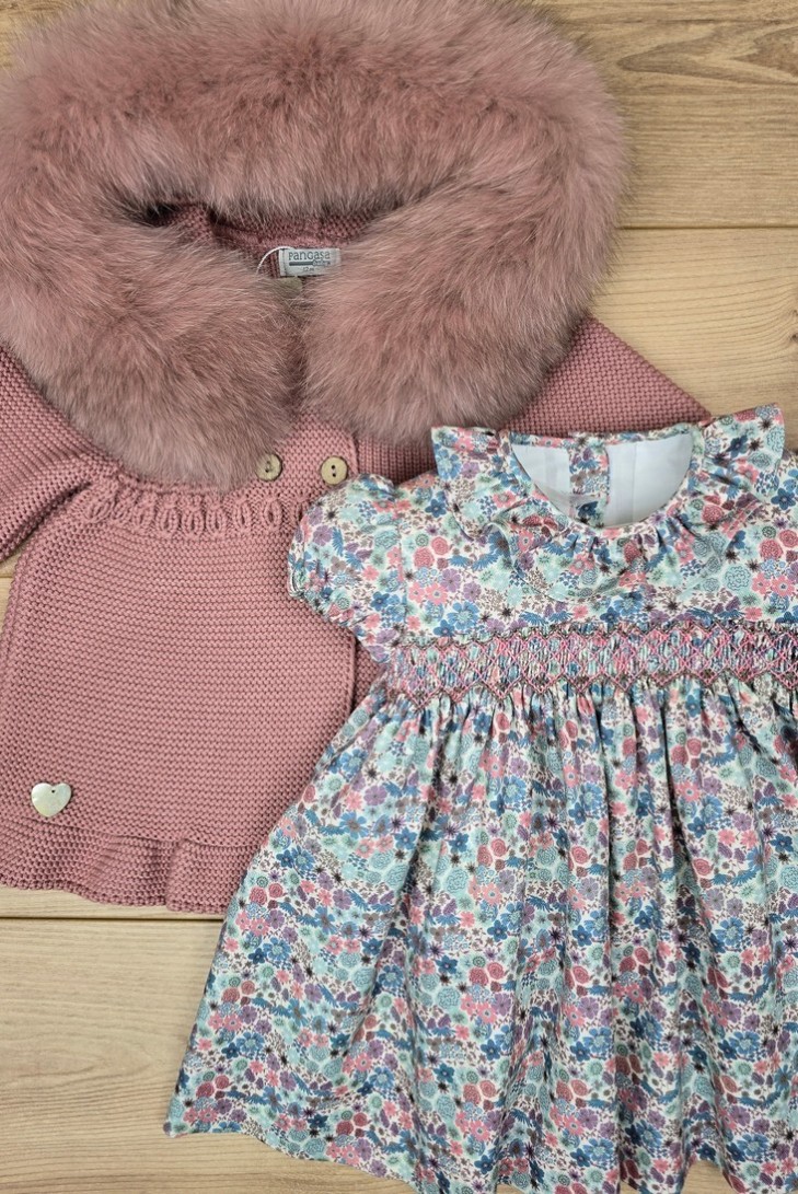 VESTIDO PUNTO SMOCK FLORES. ARTESANÍA CARMINA. INVIERNO 24.