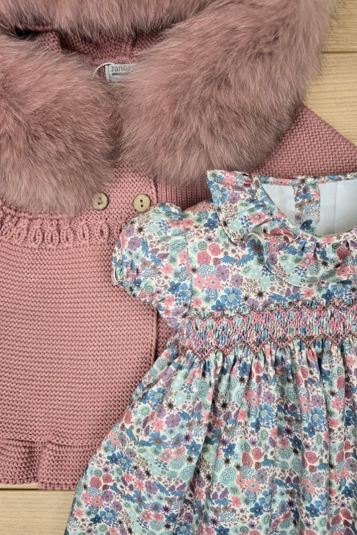 VESTIDO PUNTO SMOCK FLORES. ARTESANÍA CARMINA. INVIERNO 24.