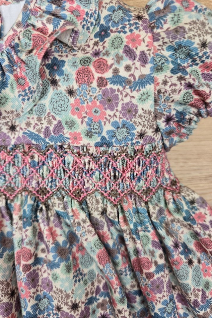 VESTIDO PUNTO SMOCK FLORES. ARTESANÍA CARMINA. INVIERNO 24.