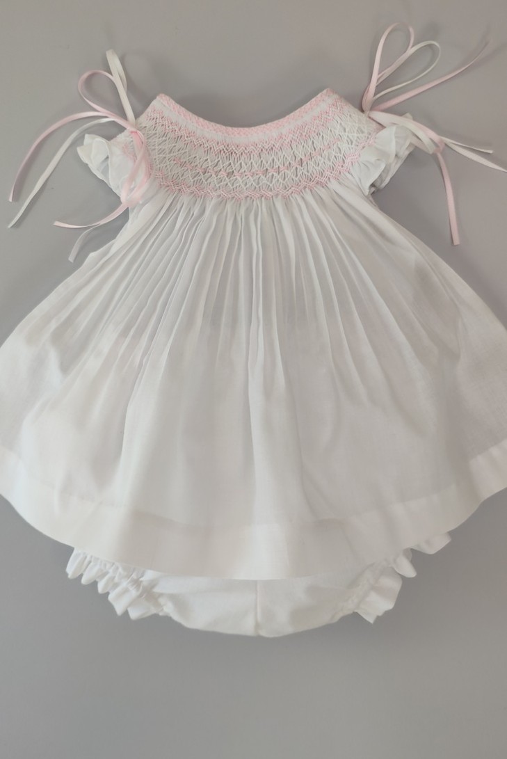 JESUSITO BORDADO PUNTO SMOCK. BATISTA BLANCA-ROSA. VERANO 25.