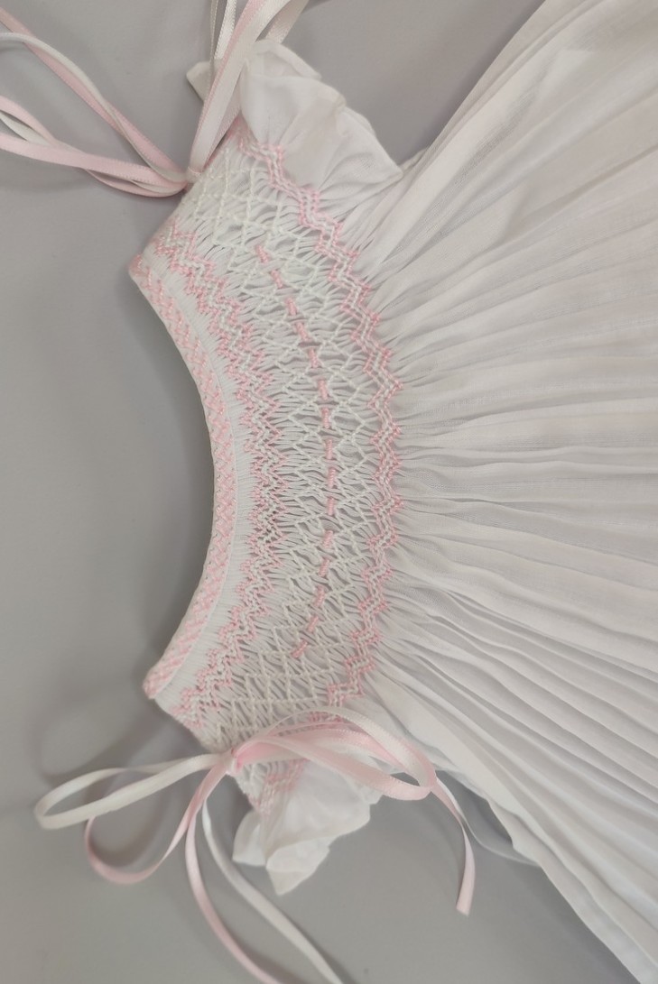 JESUSITO BORDADO PUNTO SMOCK. BATISTA BLANCA-ROSA. VERANO 25.
