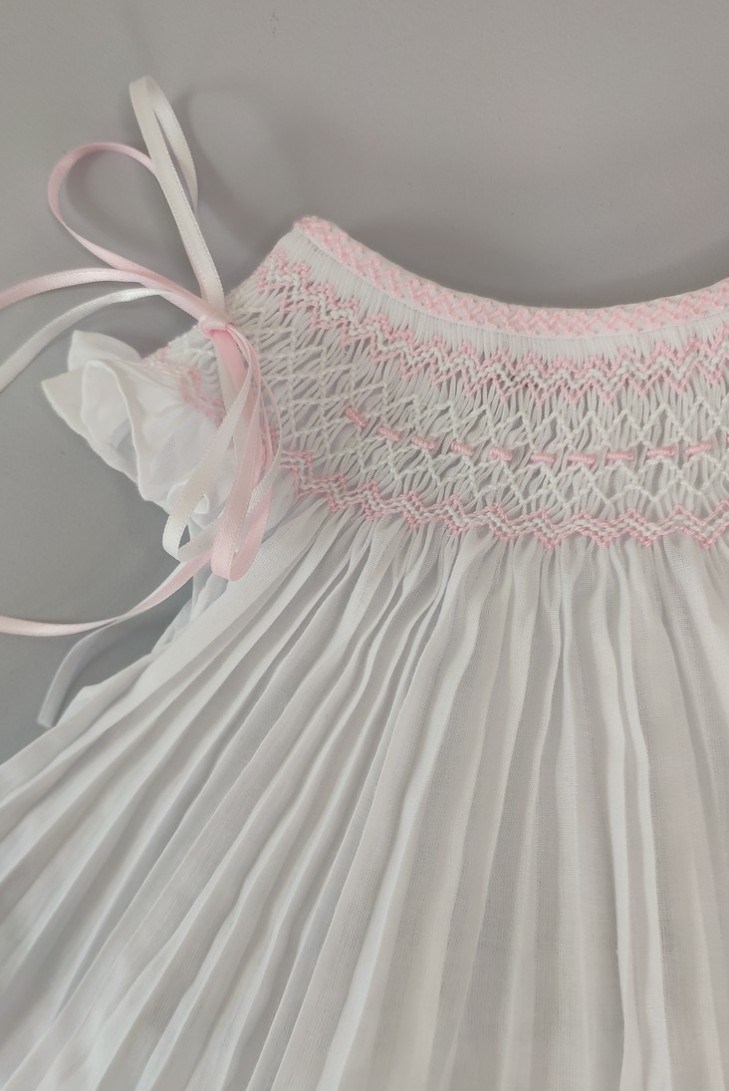 JESUSITO BORDADO PUNTO SMOCK. BATISTA BLANCA-ROSA. VERANO 25.