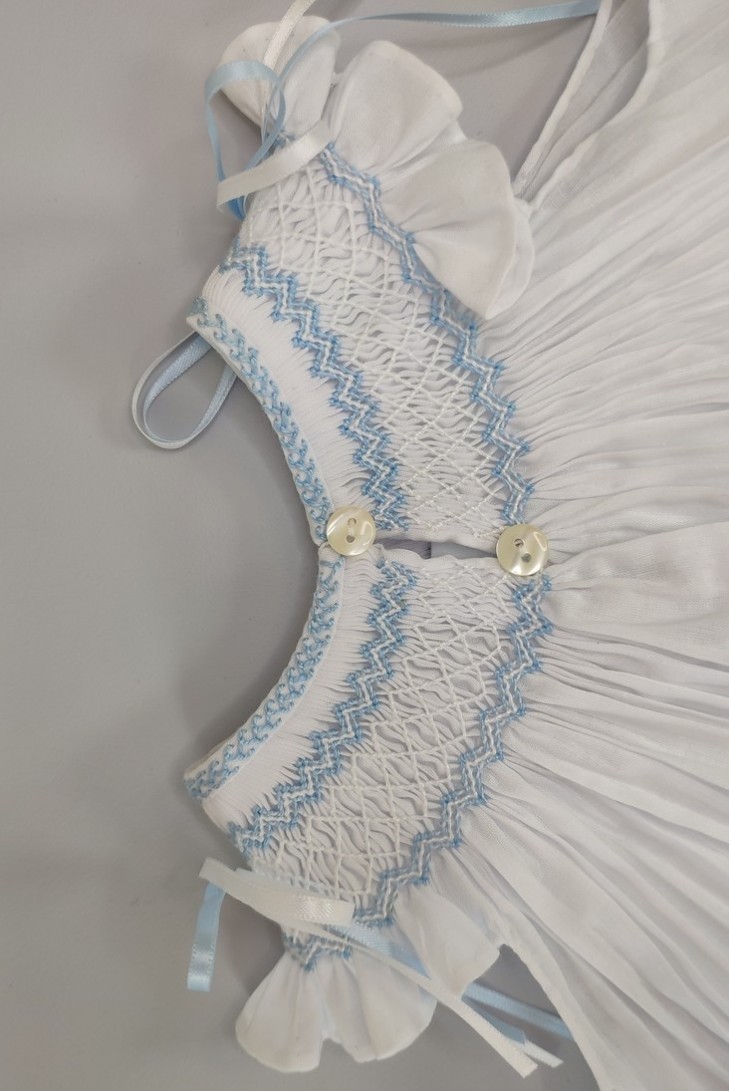 JESUSITO BORDADO PUNTO SMOCK. BATISTA BLANCA-AZUL. VERANO 25.