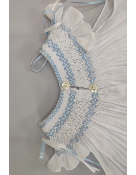JESUSITO BORDADO PUNTO SMOCK. BATISTA BLANCA-AZUL. VERANO 25.