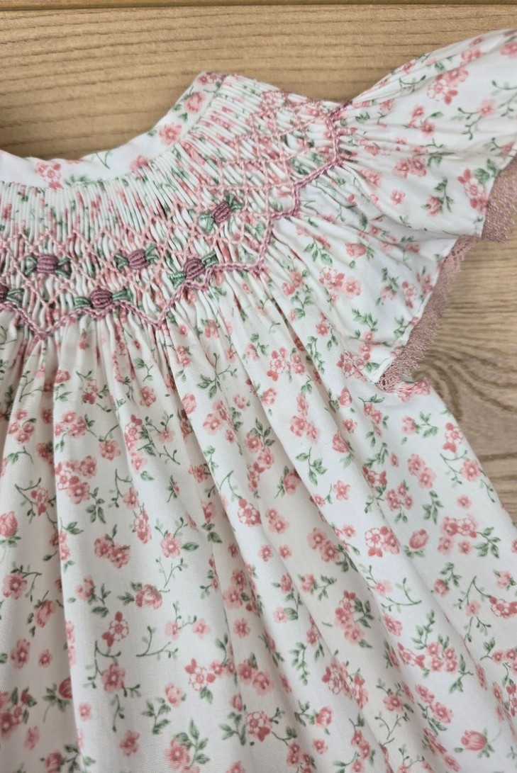 JESUSITO BORDADO PUNTO SMOCK, FLORES ROSA. VERANO 25.