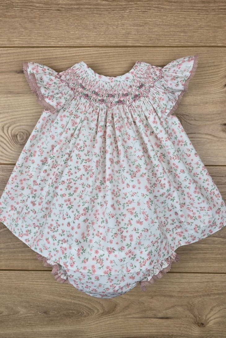 JESUSITO BORDADO PUNTO SMOCK, FLORES ROSA. VERANO 25.