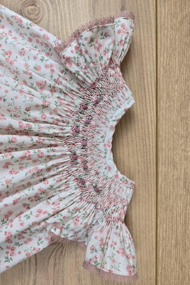 JESUSITO BORDADO PUNTO SMOCK, FLORES ROSA. VERANO 25.