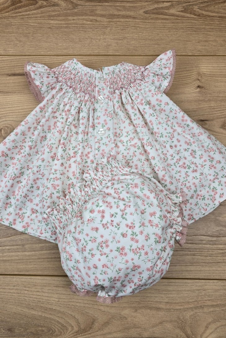 JESUSITO BORDADO PUNTO SMOCK, FLORES ROSA. VERANO 25.