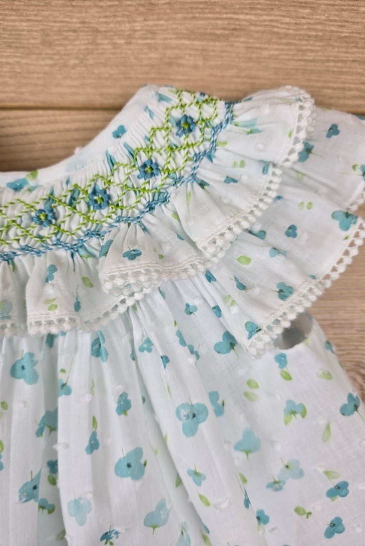 JESUSITO CUELLO BORDADO PUNTO SMOCK, FLORES TURQUESA. VERANO 25.