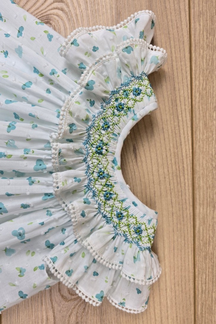 JESUSITO CUELLO BORDADO PUNTO SMOCK, FLORES TURQUESA. VERANO 25.
