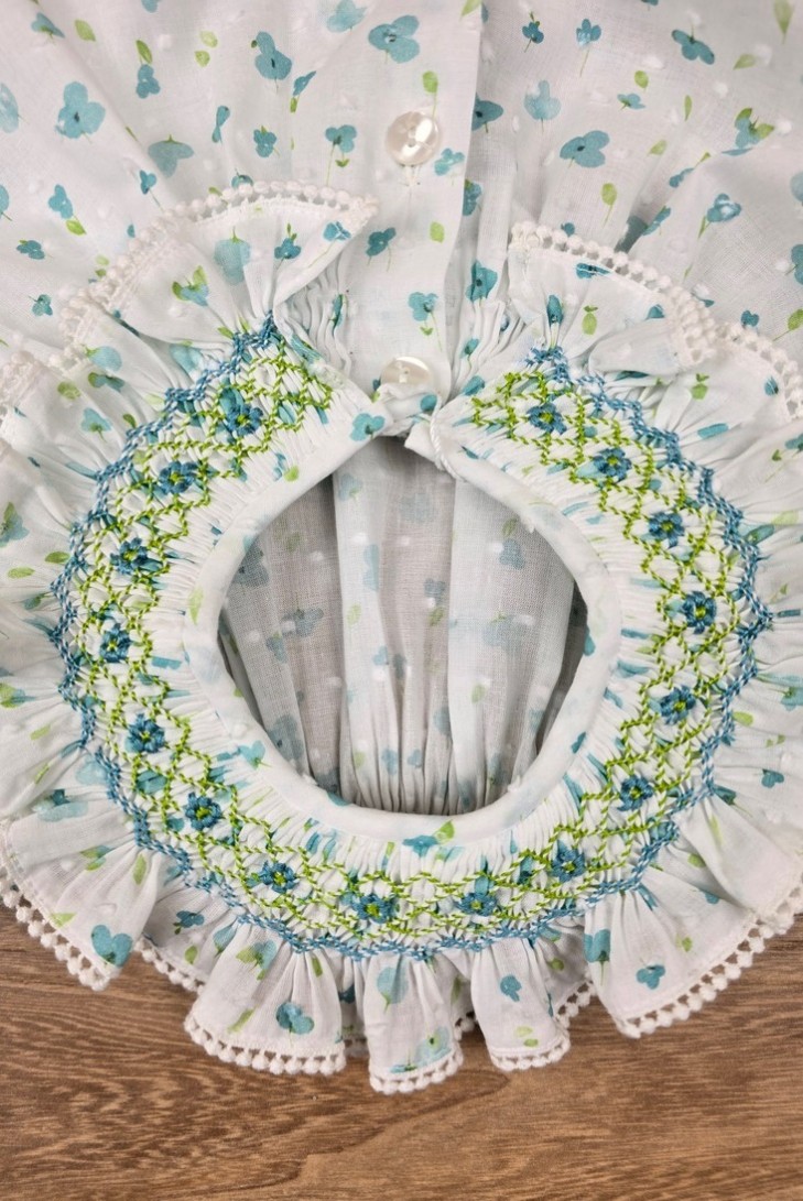 JESUSITO CUELLO BORDADO PUNTO SMOCK, FLORES TURQUESA. VERANO 25.