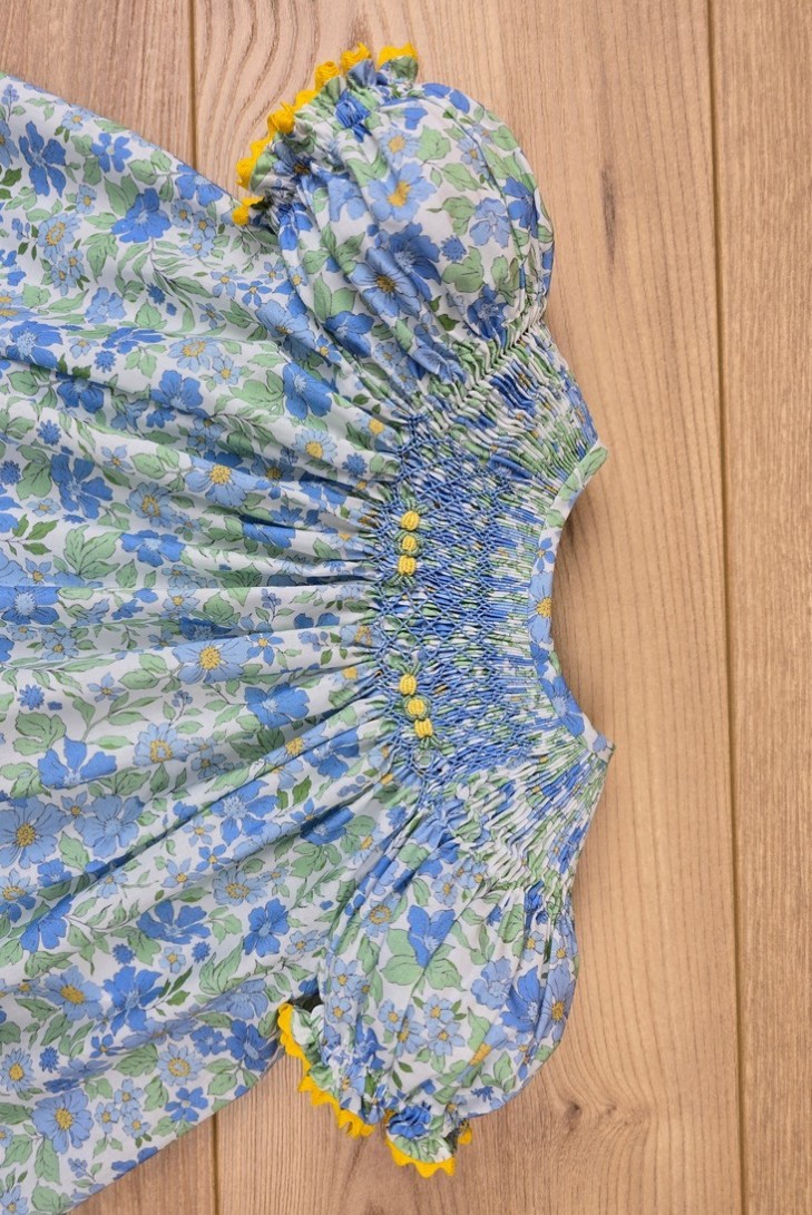 JESUSITO BORDADO PUNTO SMOCK, FLORES AZUL/AMARILLO. VERANO 25.
