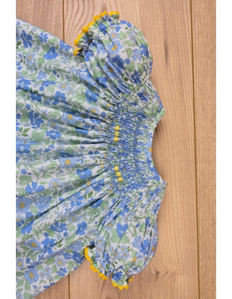 JESUSITO BORDADO PUNTO SMOCK, FLORES AZUL/AMARILLO. VERANO 25.