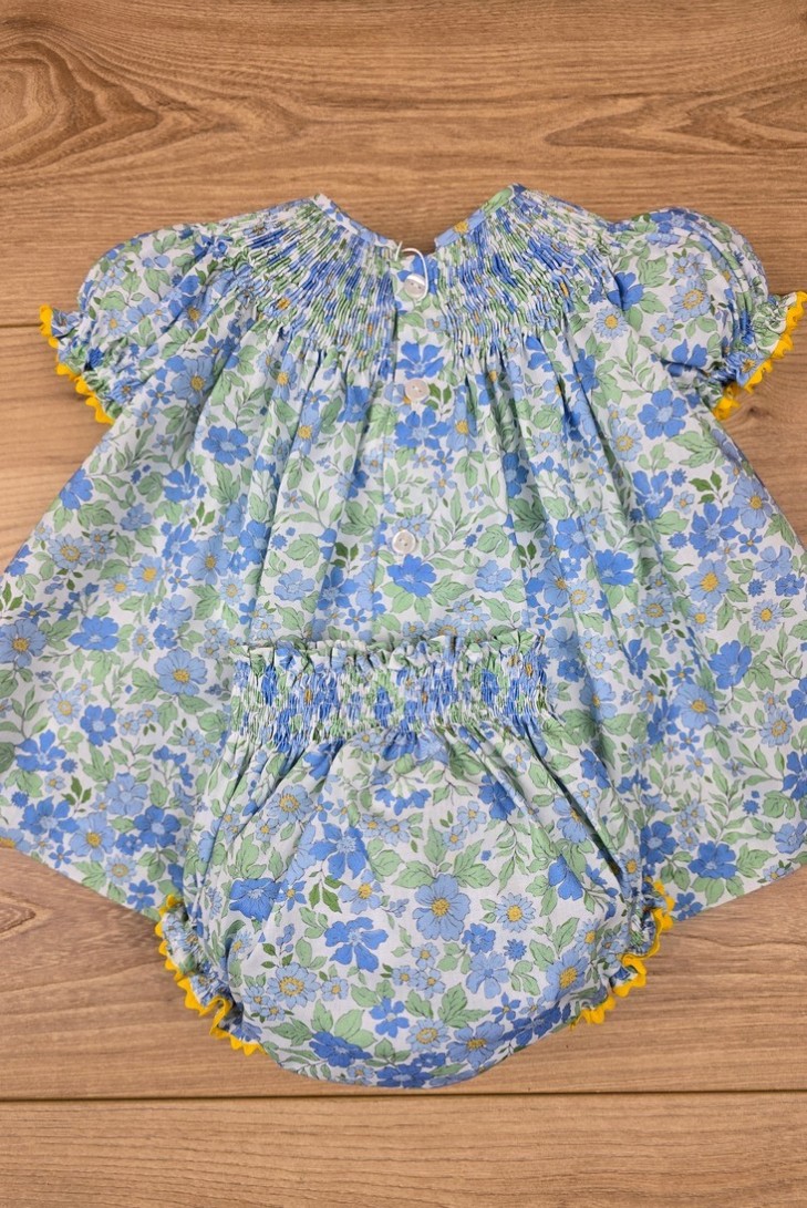 JESUSITO BORDADO PUNTO SMOCK, FLORES AZUL/AMARILLO. VERANO 25.