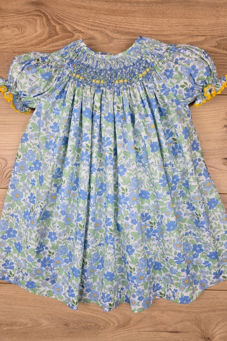 VESTIDO BORDADO PUNTO SMOCK, FLORES AZUL/AMARILLO. VERANO 25.
