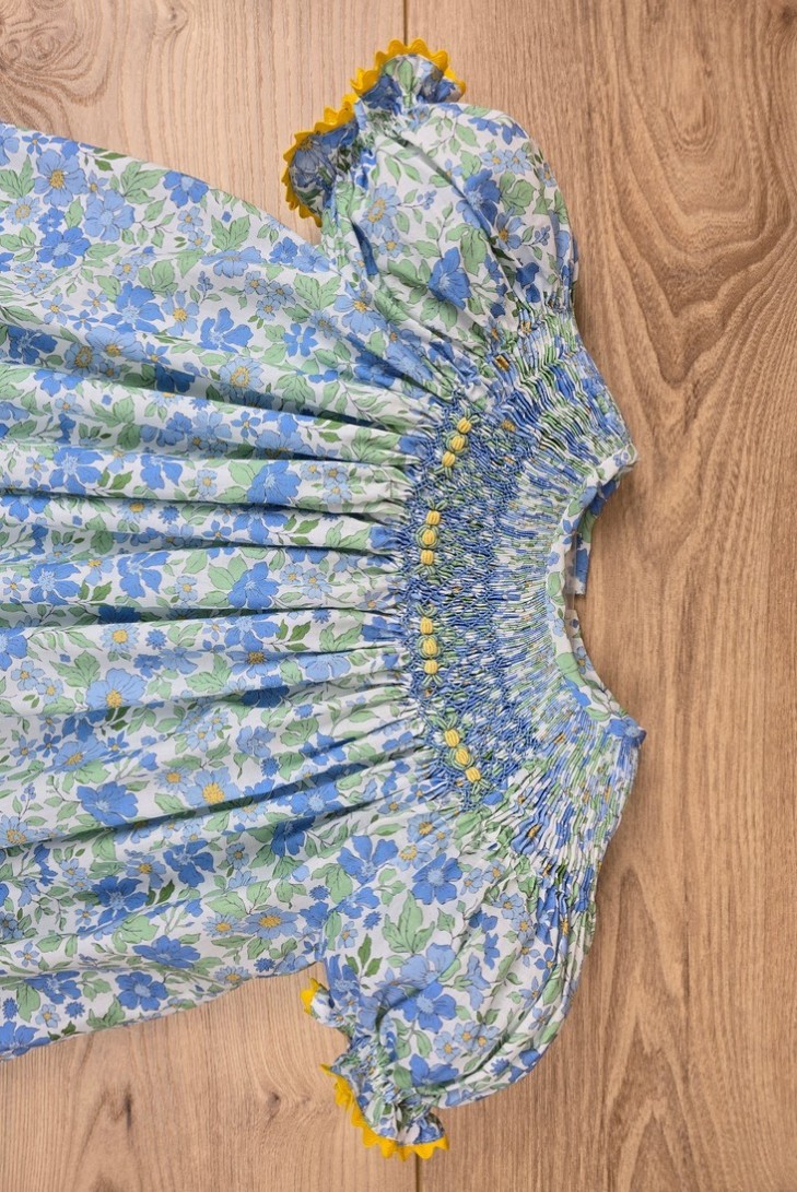 VESTIDO BORDADO PUNTO SMOCK, FLORES AZUL/AMARILLO. VERANO 25.
