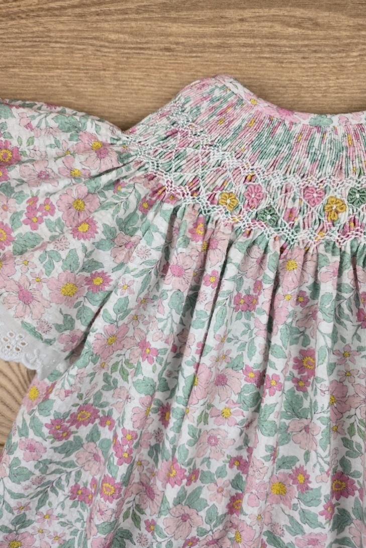 VESTIDO BORDADO PUNTO SMOCK, FLORES ROSAS. VERANO 25.