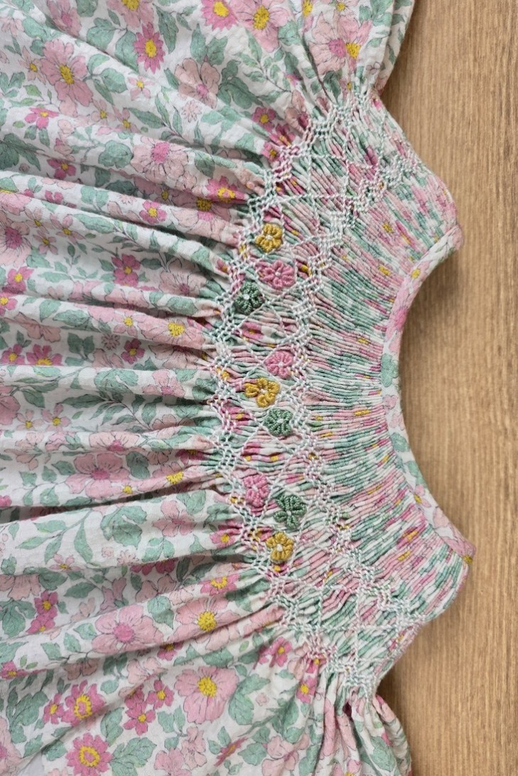 VESTIDO BORDADO PUNTO SMOCK, FLORES ROSAS. VERANO 25.