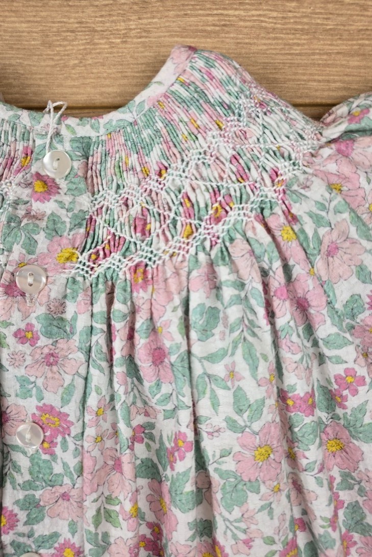 VESTIDO BORDADO PUNTO SMOCK, FLORES ROSAS. VERANO 25.