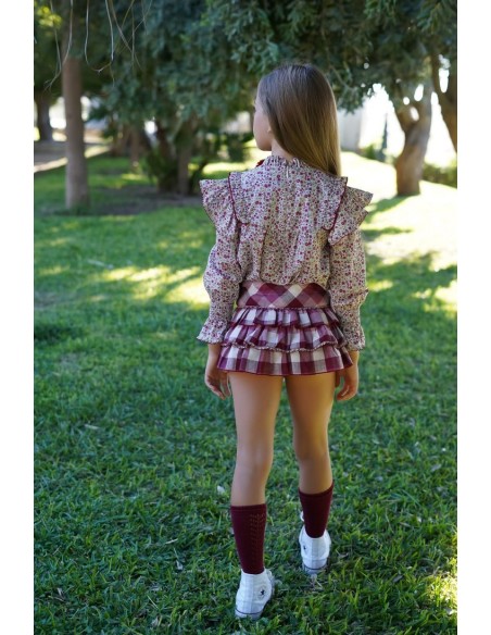 CONJUNTO BLUSA, BOMBACHO/FALDA Y SUDADERA NIÑA CORTA COLECCIÓN KEIRA, CUADROS GRANATES.NOMA FERNÁNDEZ. INVIERNO 23.