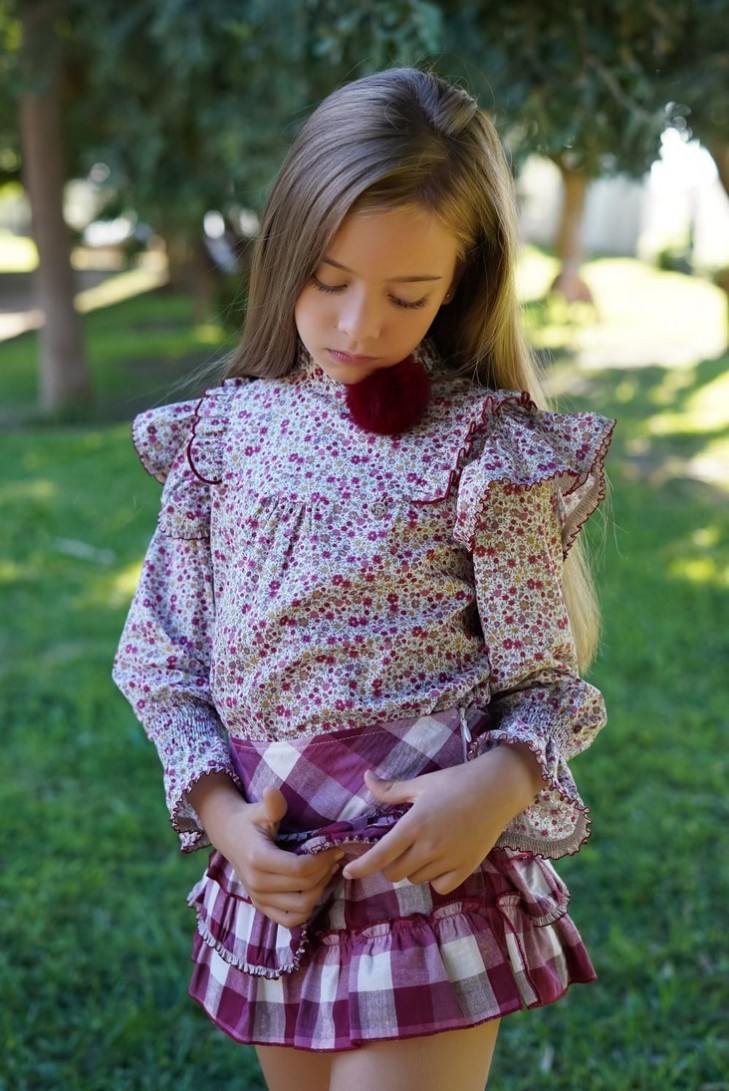CONJUNTO BLUSA, BOMBACHO/FALDA Y SUDADERA NIÑA CORTA COLECCIÓN KEIRA, CUADROS GRANATES.NOMA FERNÁNDEZ. INVIERNO 23.