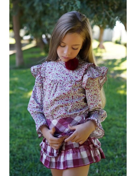 CONJUNTO BLUSA, BOMBACHO/FALDA Y SUDADERA NIÑA CORTA COLECCIÓN KEIRA, CUADROS GRANATES.NOMA FERNÁNDEZ. INVIERNO 23.