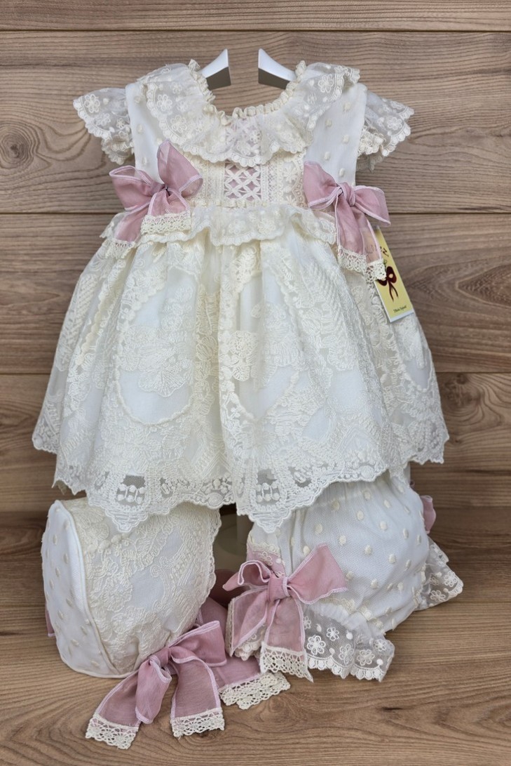 VESTIDO MANGA ALETAS, BRAGUITA Y CAPOTA, 86J. KOBEZ.
