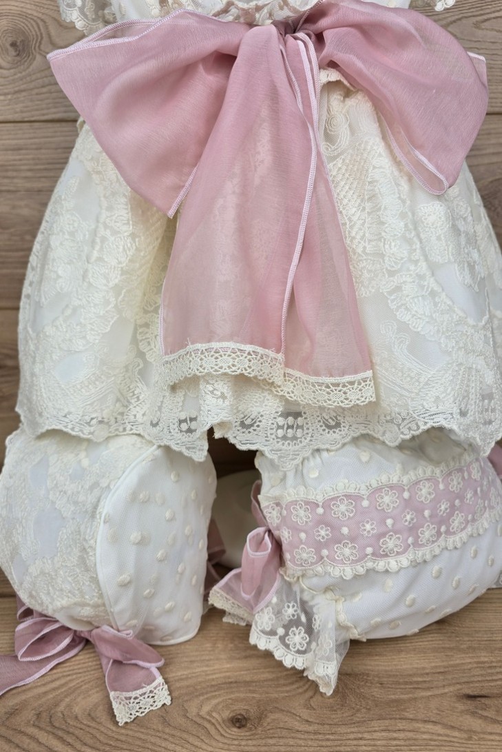VESTIDO MANGA ALETAS, BRAGUITA Y CAPOTA, 86J. KOBEZ.