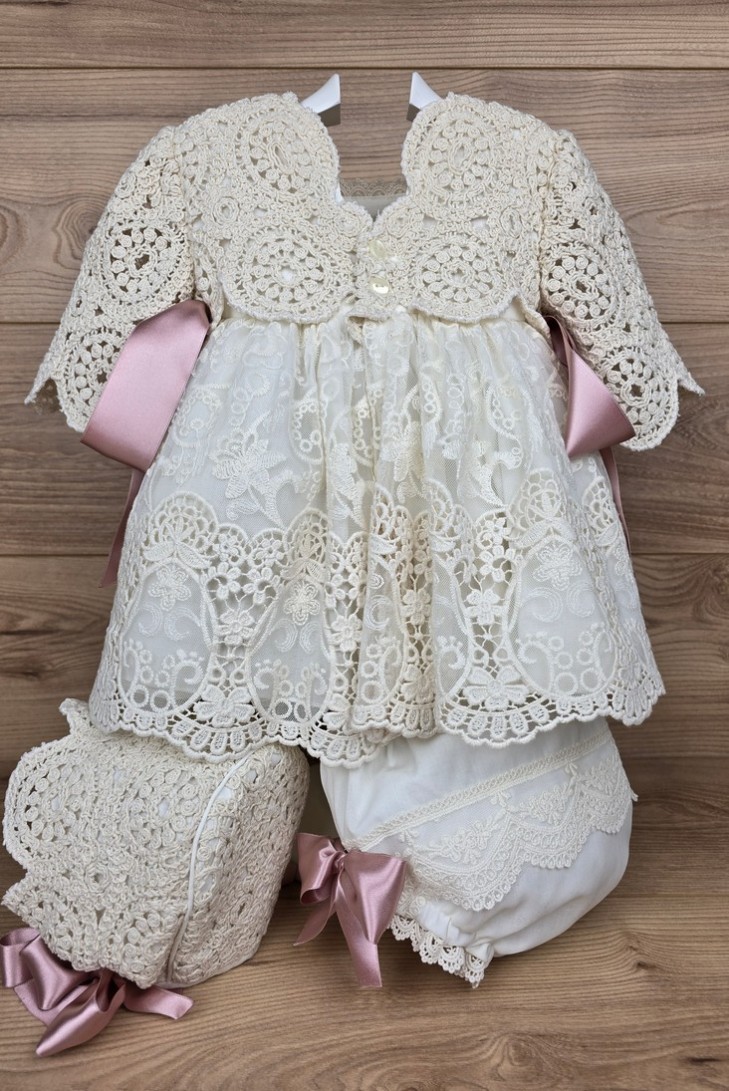 VESTIDO MANGA FRANCESA, BRAGUITA Y CAPOTA, 37K. KOBEZ.