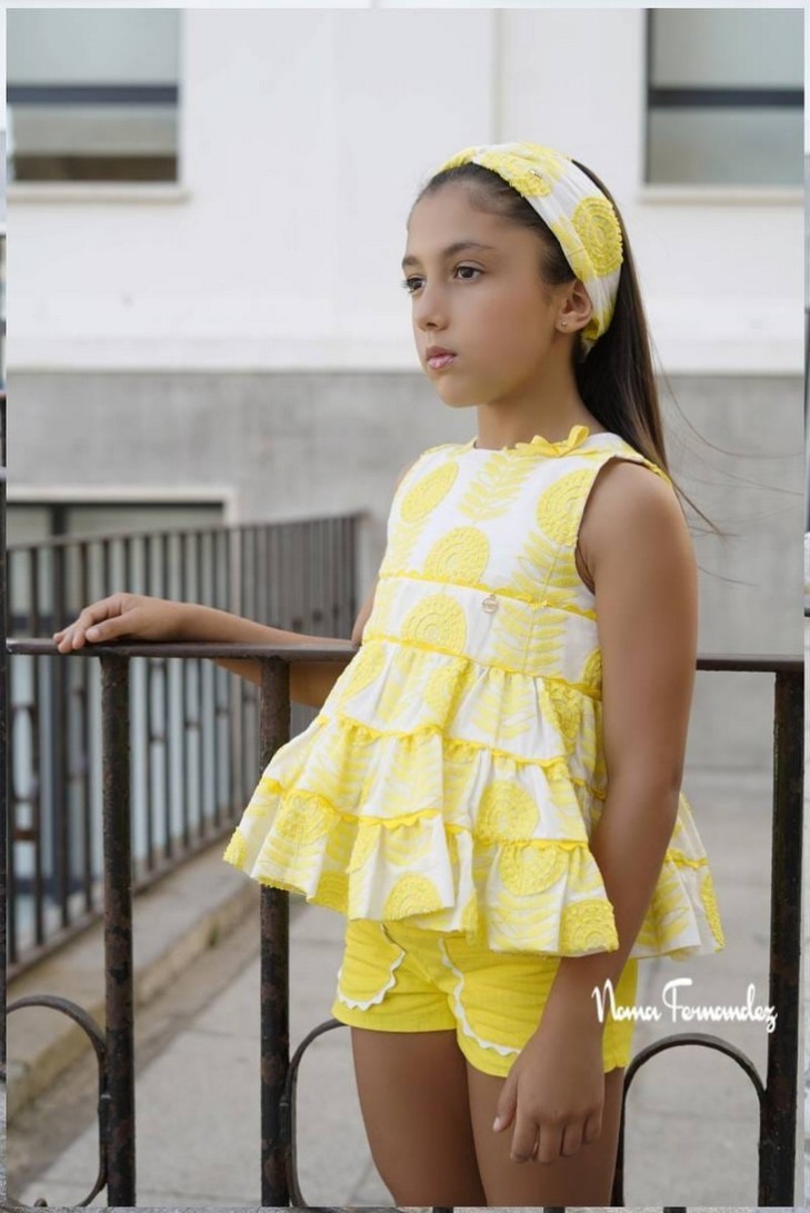 CONJUNTO NIÑA BLUSÓN Y SHORT COLECCIÓN TOULOUSE DE NOMA FERNÁNDEZ, AMARILLA. VERANO 25