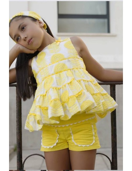 CONJUNTO NIÑA BLUSÓN Y SHORT COLECCIÓN TOULOUSE DE NOMA FERNÁNDEZ, AMARILLA. VERANO 25