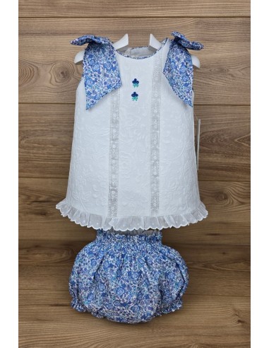 JESUSITO PUNTO SMOCK NIZA DE TARTALETA, PIQUÉ BLANCO/FLOR AZUL. VERANO 25.