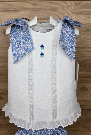 JESUSITO PUNTO SMOCK NIZA DE TARTALETA, PIQUÉ BLANCO/FLOR AZUL. VERANO 25. 2