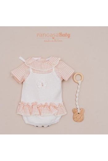 CONJUNTO NIÑA BLUSA LITTLE VICHY Y PETO PUNTO CON VOLANTE, MARFIL/MELOCOTÓN. PANGASA VERANO 25. 2