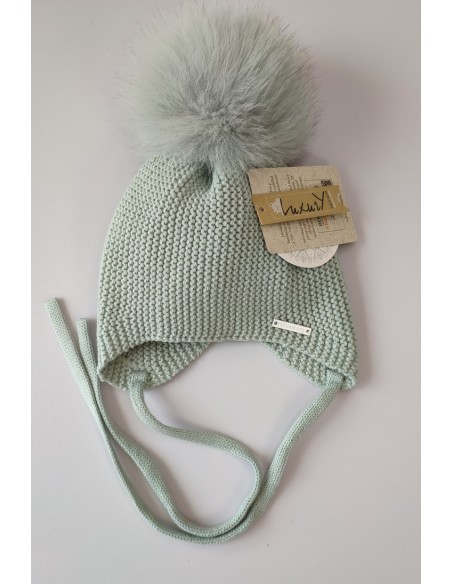 GORRO OREJERO PANGASA POMPÓN NATURAL, VERDE EMPOLVADO. INVIERNO 25.