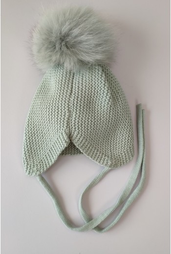 GORRO OREJERO PANGASA POMPÓN NATURAL, VERDE EMPOLVADO. INVIERNO 25. 2