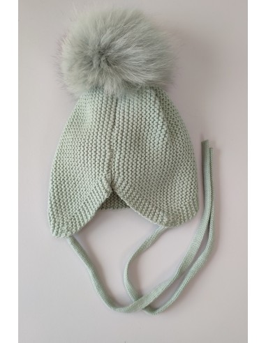 GORRO OREJERO PANGASA POMPÓN NATURAL, VERDE EMPOLVADO. INVIERNO 25.