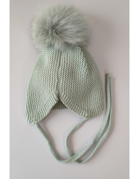 GORRO OREJERO PANGASA POMPÓN NATURAL, VERDE EMPOLVADO. INVIERNO 25.