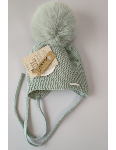 GORRO OREJERO PANGASA POMPÓN SINTÉTICO, VERDE EMPOLVADO. INVIERNO 25.