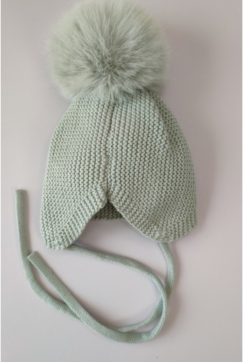 GORRO OREJERO PANGASA POMPÓN SINTÉTICO, VERDE EMPOLVADO. INVIERNO 25. 2