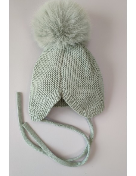 GORRO OREJERO PANGASA POMPÓN SINTÉTICO, VERDE EMPOLVADO. INVIERNO 25.