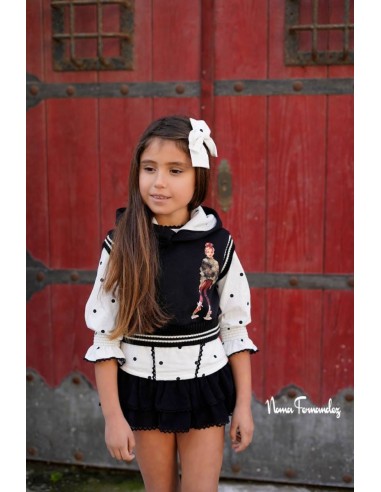CONJUNTO NIÑA BOMBACHO (FALDA), BLUSA Y CHALECO DELIA DE NOMA FERNÁNDEZ, TOPOS NEGROS. INVIERNO 25.