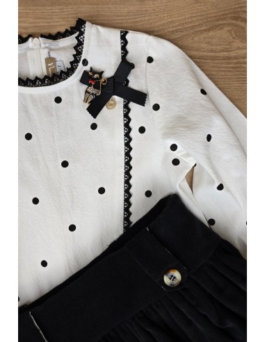 CONJUNTO NIÑA BOMBACHO (FALDA), BLUSA Y CHALECO DELIA DE NOMA FERNÁNDEZ, TOPOS NEGROS. INVIERNO 25.