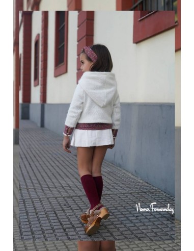 CONJUNTO NIÑA BOMBACHO (FALDA), BLUSA Y JERSEY CAPUCHA PENÉLOPE DE NOMA FERNÁNDEZ, MARFIL/EST.ROJO. INVIERNO 25.