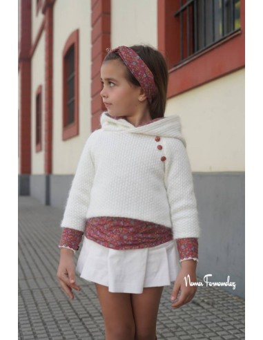 CONJUNTO NIÑA BOMBACHO (FALDA), BLUSA Y JERSEY CAPUCHA PENÉLOPE DE NOMA FERNÁNDEZ, MARFIL/EST.ROJO. INVIERNO 25.