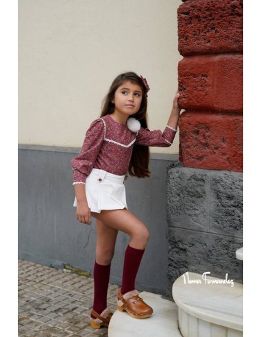 CONJUNTO NIÑA BOMBACHO (FALDA), BLUSA Y JERSEY CAPUCHA PENÉLOPE DE NOMA FERNÁNDEZ, MARFIL/EST.ROJO. INVIERNO 25.