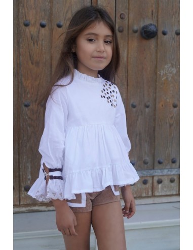 CONJUNTO NIÑA SHORT, BLUSÓN Y JERSEY CORTO COLECCIÓN VENUS DE NOMA FERNÁNDEZ, CAMEL/MARRÓN. INVIERNO 25.