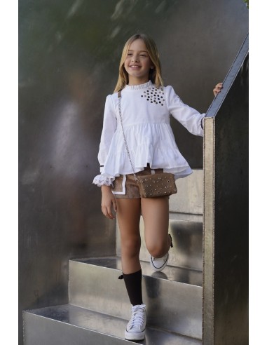 CONJUNTO NIÑA SHORT, BLUSÓN Y JERSEY CORTO COLECCIÓN VENUS DE NOMA FERNÁNDEZ, CAMEL/MARRÓN. INVIERNO 25.