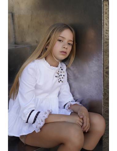 CONJUNTO NIÑA SHORT, BLUSÓN Y JERSEY CORTO COLECCIÓN VENUS DE NOMA FERNÁNDEZ, CAMEL/MARRÓN. INVIERNO 25.